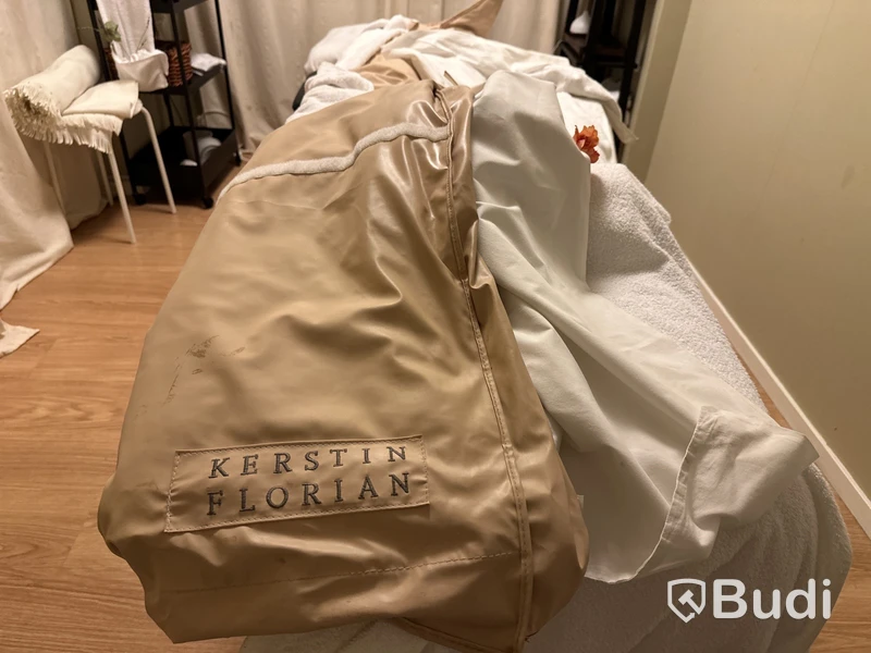 Behandlingsrum för massage. Behandlingsbänk enkel.  Ugn CHI LI SY-3560A. Rullvagn, hylla.