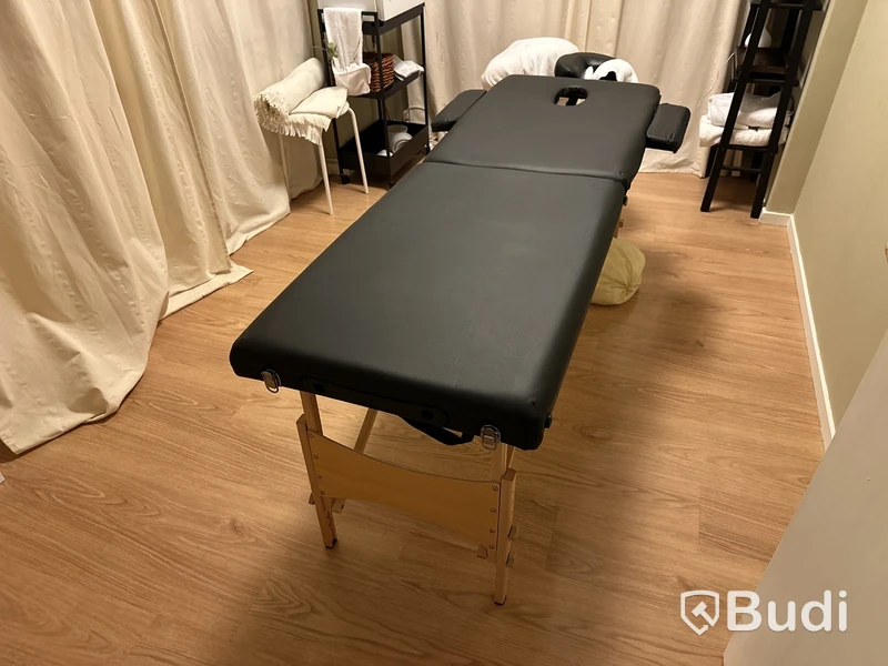 Behandlingsrum för massage. Behandlingsbänk enkel.  Ugn CHI LI SY-3560A. Rullvagn, hylla.