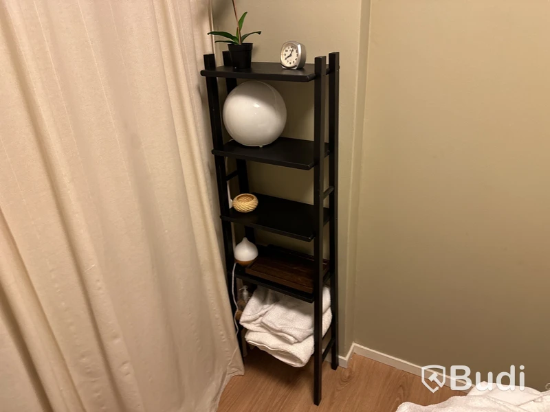 Behandlingsrum för massage. Behandlingsbänk enkel.  Ugn CHI LI SY-3560A. Rullvagn, hylla.