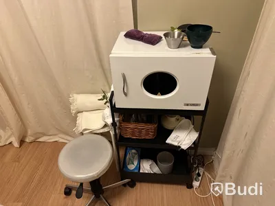 Behandlingsrum för massage. Behandlingsbänk enkel.  Ugn CHI LI SY-3560A. Rullvagn, hylla.