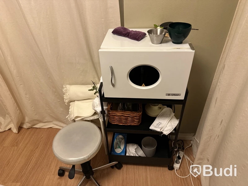 Behandlingsrum för massage. Behandlingsbänk enkel.  Ugn CHI LI SY-3560A. Rullvagn, hylla.