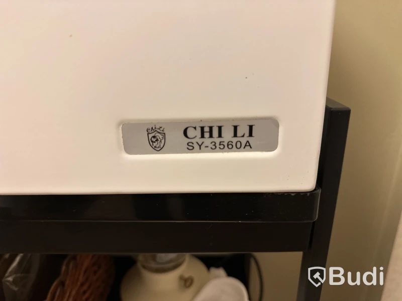 Behandlingsrum för massage. Behandlingsbänk enkel.  Ugn CHI LI SY-3560A. Rullvagn, hylla.