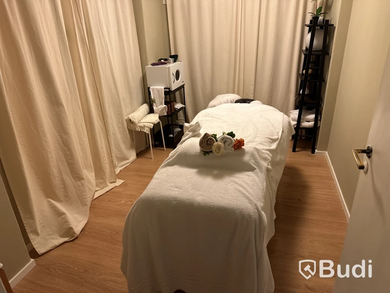 Behandlingsrum för massage. Behandlingsbänk enkel.  Ugn CHI LI SY-3560A. Rullvagn, hylla.