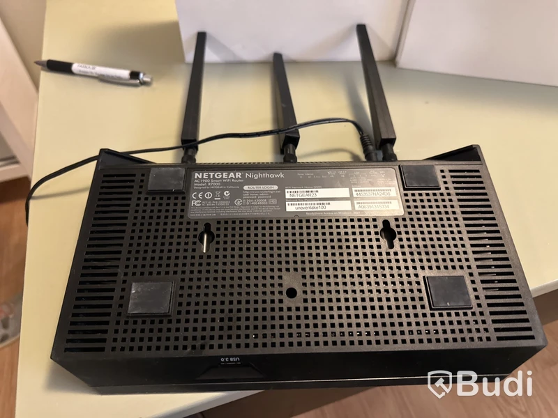 NETGEAR   NIGHTHAWK model R7000.                    AC 1900 smart wifi Router