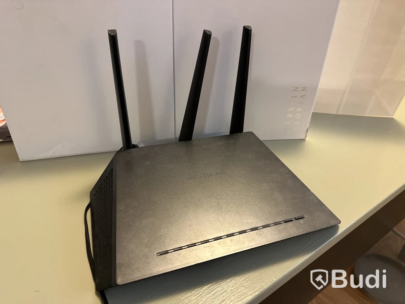 NETGEAR   NIGHTHAWK model R7000.                    AC 1900 smart wifi Router
