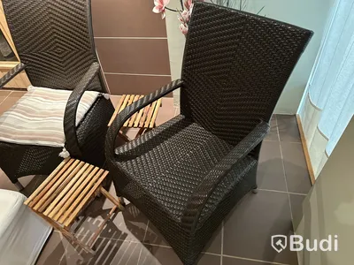 Relaxavdelning - 2 korgstolar i konstrotting.  2 träbord, 2 sittpuffar, träbänk,  2 hyllor.  Hårtork,  plattång, tång,