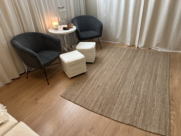gråa fåtöljer  1 vitt runt bord diameter 60 cm  2 st sittpuffar, lampa, vattenbehållare,  matta.