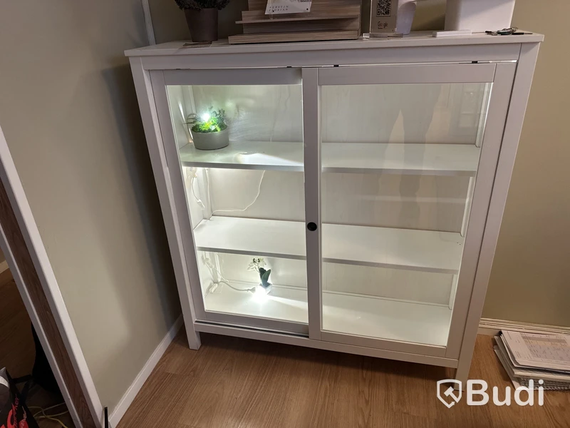 Vitrinskåp vitt med skjutdörrar B 120 D 37 H 120 cm.  ENDAST SKÅP EJ PRODUKTER!