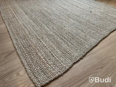 Gråa fåtöljer med svart runt bord diameter 60 cm,  2 st sittpuffar, ljus, vattenbehållare, matta.