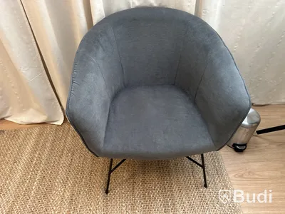 Gråa fåtöljer med svart runt bord diameter 60 cm,  2 st sittpuffar, ljus, vattenbehållare, matta.
