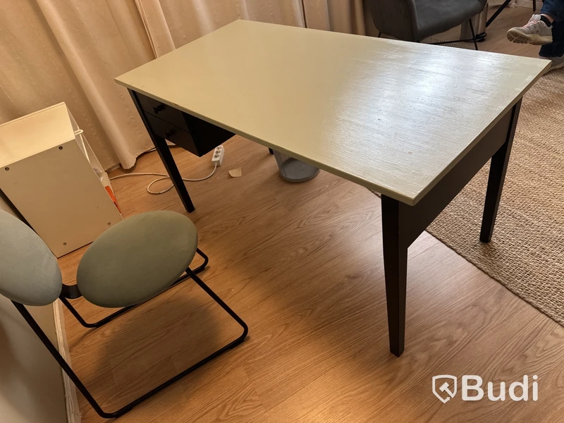 Skrivbord B 140 D 70 H 74 cm, stol , hurts