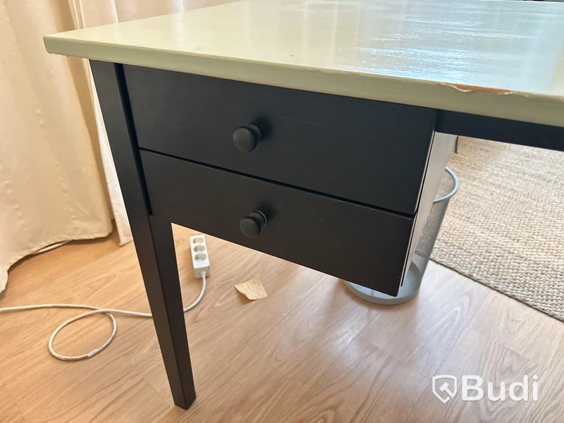 Skrivbord B 140 D 70 H 74 cm, stol , hurts