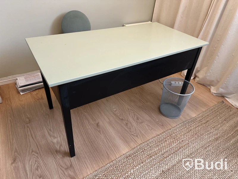 Skrivbord B 140 D 70 H 74 cm, stol , hurts