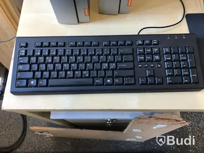 2st Kontorsdatorer m skärmar, tangentbord och mus. Omstartad