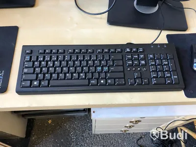 2st Kontorsdatorer m skärmar, tangentbord och mus. Omstartad