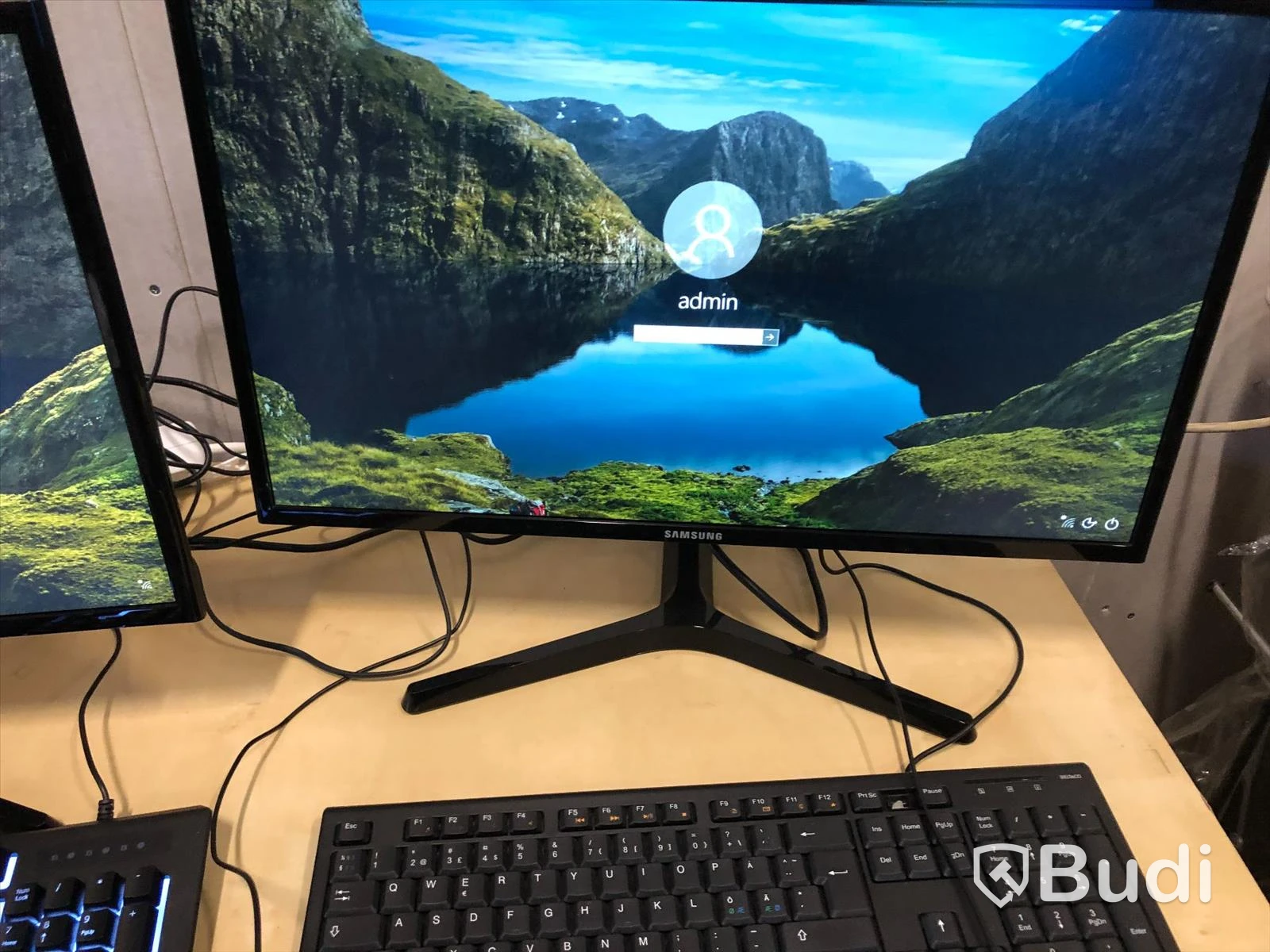2st Datorer Lenovo Ideacenter m Samsung 24" skärmar