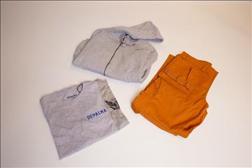 Arbetsbyxa strl 36, hoodie strl XXL, 2 t-shirts strl M