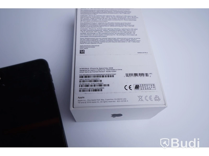 Iphone XS 64 GB med sprucken baksida, i kartong med laddare och headset