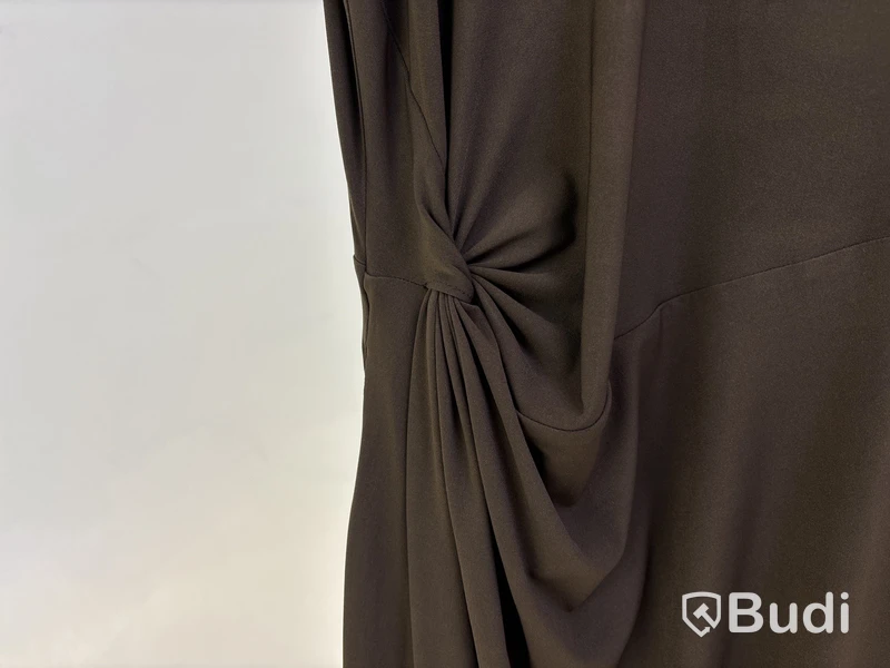 Klänning Leoni Oeuvre Draped Dress, brun, stl. M - By Nathalie Schuterman, Design Filippa Fuxe