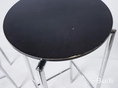 3 st Barstolar - Källemo COBRA barpall, två svarta och en vit. OBS! en stol är trasig, tecken på användning, se bilder.