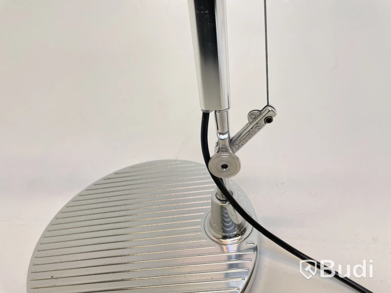 Skrivbordslampa Artemide, Tolomeo