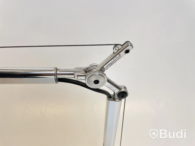 Skrivbordslampa Artemide, Tolomeo