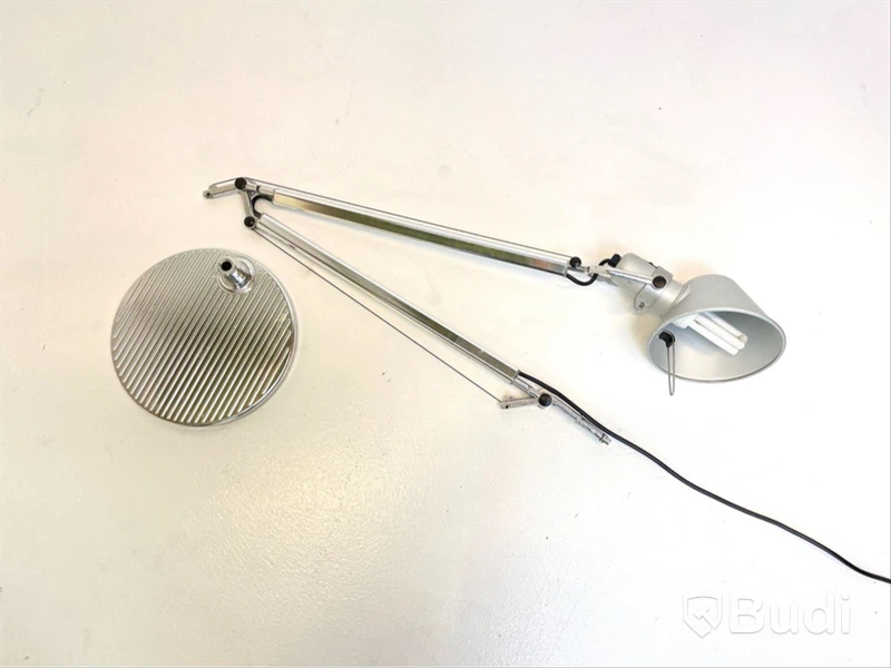 Skrivbordslampa Artemide, Tolomeo