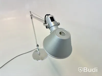 Skrivbordslampa Artemide, Tolomeo