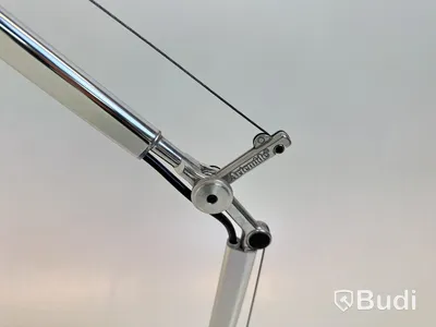 Skrivbordslampa Artemide, Tolomeo