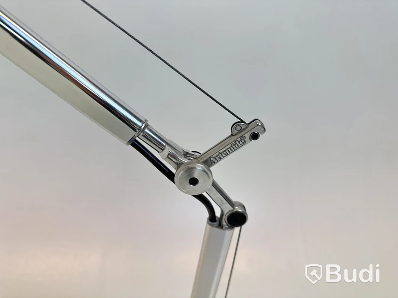 Skrivbordslampa Artemide, Tolomeo
