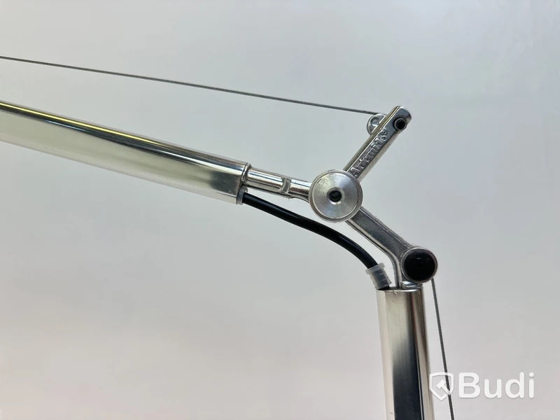 Skrivbordslampa Artemide, Tolomeo