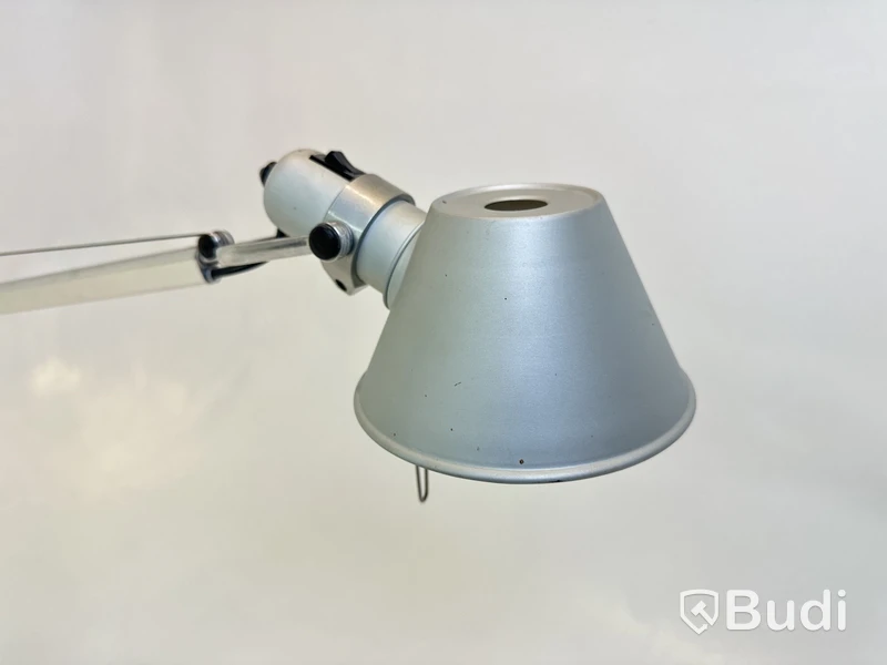 Skrivbordslampa Artemide, Tolomeo