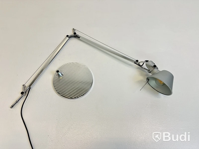 Skrivbordslampa Artemide, Tolomeo