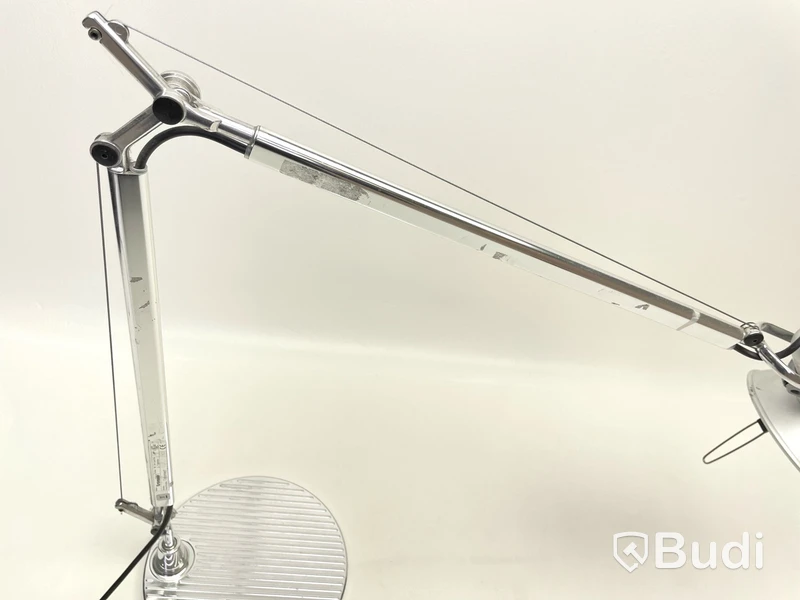 Skrivbordslampa Artemide, Tolomeo