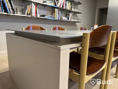 Matbord i trä och aluminium