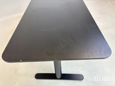 Höj- och sänkbart skrivbord Ikea, Benkant