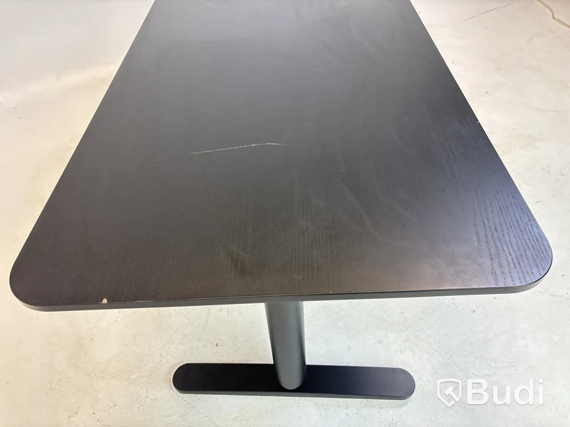 Höj- och sänkbart skrivbord Ikea, Benkant