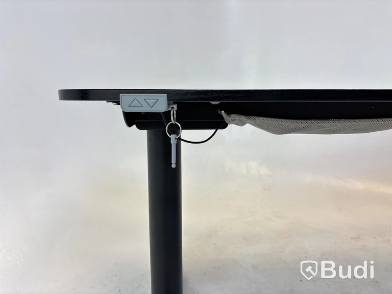 Höj- och sänkbart hörnskrivbord Ikea, Bekant
