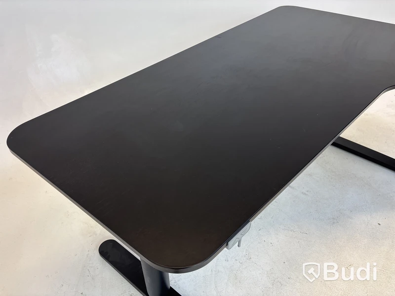 Höj- och sänkbart hörnskrivbord Ikea, Bekant
