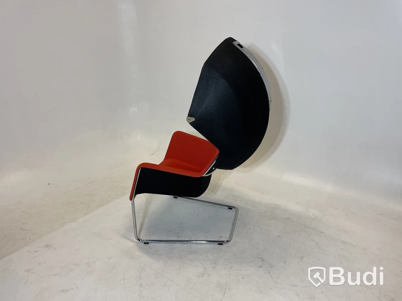 Fåtölj Blå Station Peekabo, röd/svart, Design Stefan Borselius.