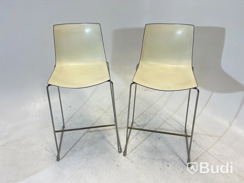 2 st. Barstolar Arper Catifa 46, vita