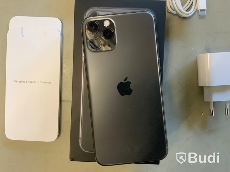 Iphone 11 Pro 64 GB Space Grey, ink laddare och hörlurar och orginalbox. Omstartad