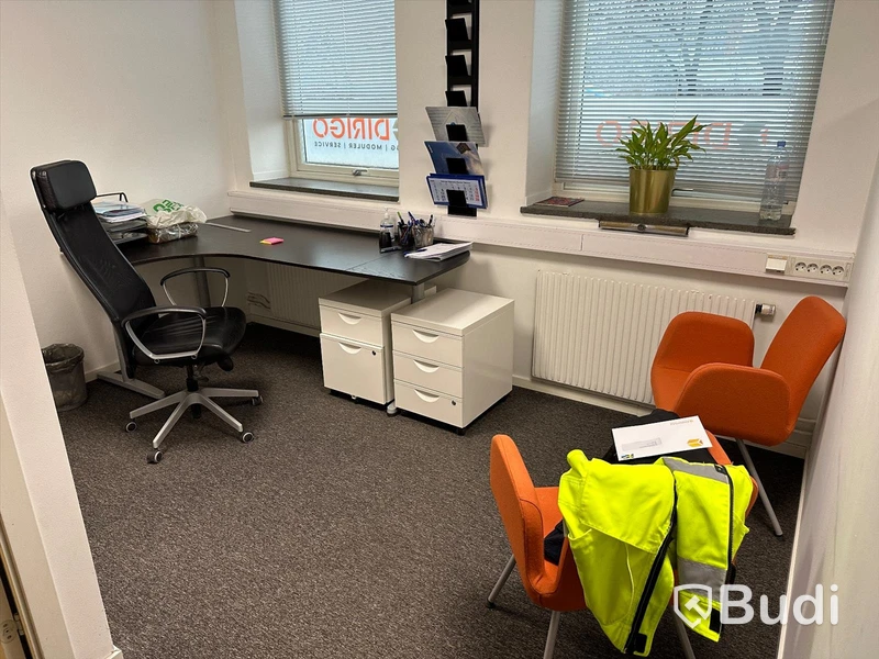 Kontorsarbetsplats med bord, stol, 2 orange stolar, 2 hurtch, 1 hylla.