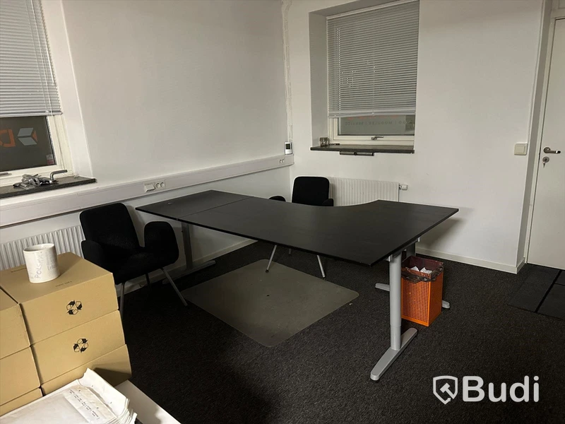 Kontorsarbetsplats med bord, 1 besöksstol, 2 hyllsektioner med skjutdörrar.