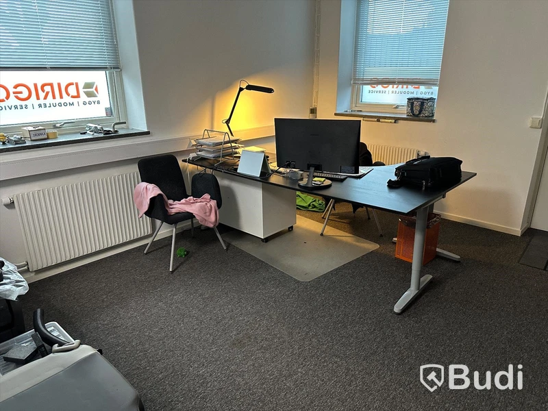 Kontorsarbetsplats med bord, 1 besöksstol, 2 hyllsektioner med skjutdörrar.