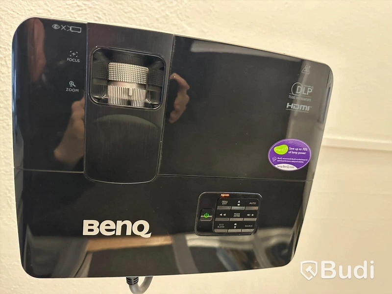 Projektor  BENQ  model:  TH681 med takstativ