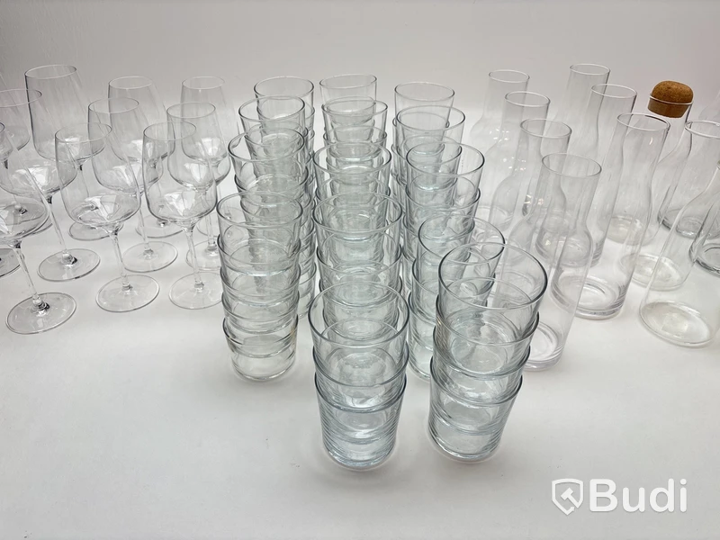 Parti med glas och karaffer, olika modeller
