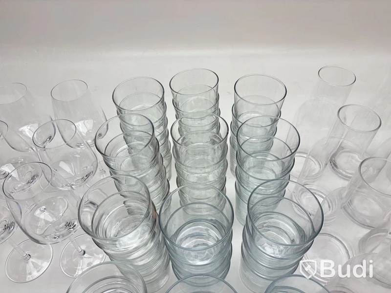 Parti med glas och karaffer, olika modeller