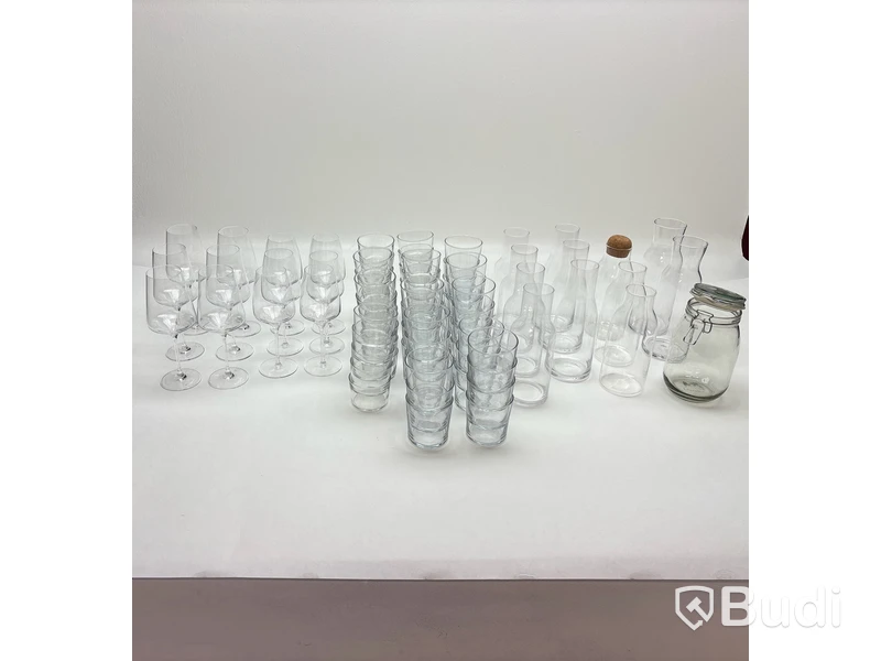 Parti med glas och karaffer, olika modeller