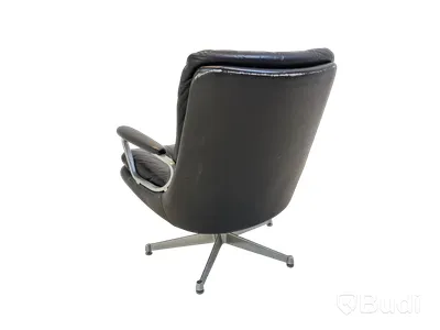 Fåtölj i läderliknande material
